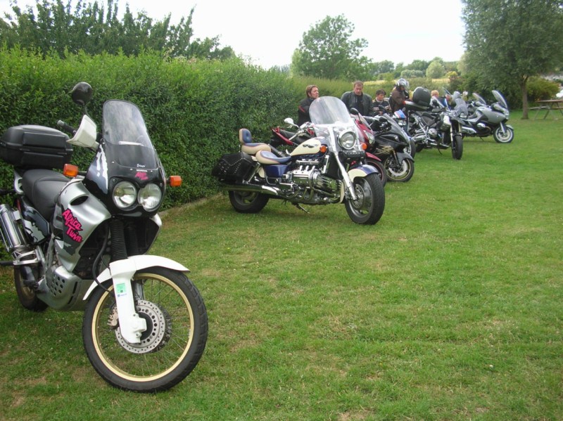 Les motos dans la pelouse